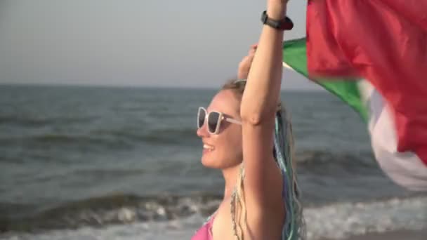 Jonge aantrekkelijke vrouw met de vlag van Italië op het strand — Stockvideo
