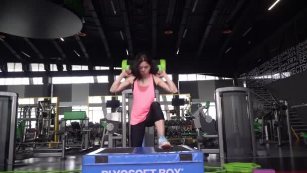 Krasnodar, Rusko, květen2021. Sportovní aktivní žena se zabývá fitness v tělocvičně — Stock video