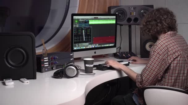 Krasnodar, Russland, Juni 2021. Ein männlicher professioneller Toningenieur arbeitet in einem Tonstudio — Stockvideo