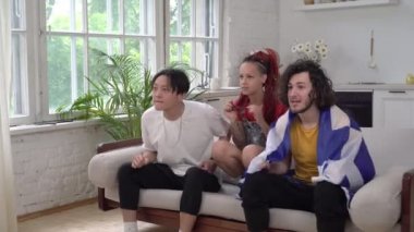 Yunan taraftarlar evde TV izler. Yunan milli takımının taraftarlarından oluşan bir grup