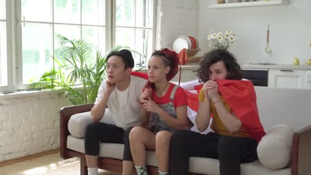 Canadese fans kijken thuis tv. Een groep vrienden van fans van het Canadese nationale team — Stockvideo