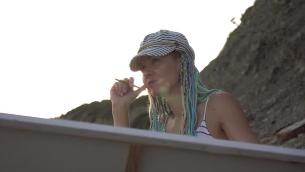 Pensive vrouw kunstenaar met doek wacht op inspiratie aan de kust — Stockvideo