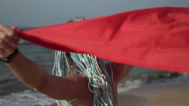 Красивая женщина с флагом Турции на морском пляже, замедленная съемка — стоковое видео