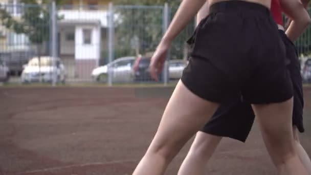 Mulheres atléticas jogar basquete de rua na quadra ao ar livre — Vídeo de Stock