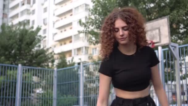 Jovem bela mulher esportiva jogando basquete de rua na quadra ao ar livre — Vídeo de Stock