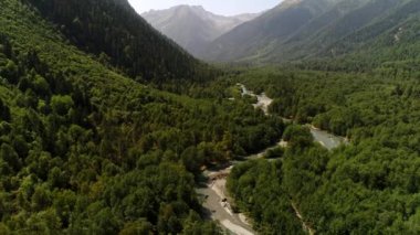 Dağlar, yeşil orman ve nehir, hava manzarası. Dağ nehri ve vahşi ormanın güzel manzarası
