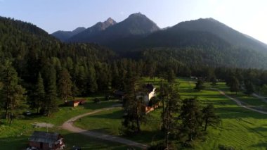 Dağ ormanı vadisinde bir çiftlik, hava manzaralı. Dağ köyü, güzel manzara.