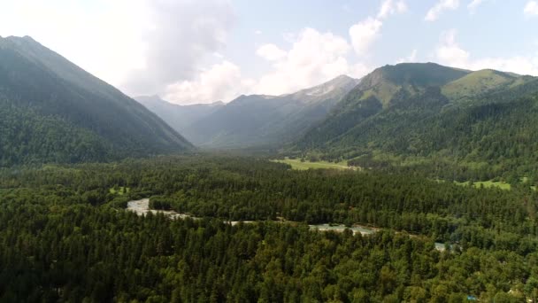 Vista aérea, paisaje de bosque verde, montañas y colinas. Río de montaña y hermosa naturaleza — Vídeo de stock