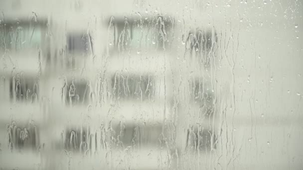 Pluie devant la fenêtre, verre mouillé. Des gouttes de pluie coulent par la fenêtre. Obscurité d'automne — Video