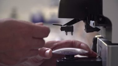 Bir optometrist laboratuvarda gözlük merceği yapar. Göz bilimi.