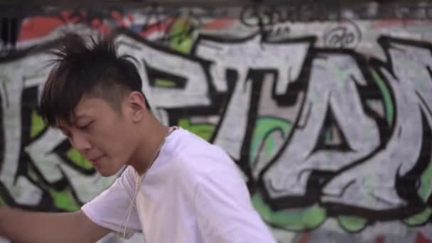 Asian young man dancing breakdance in the street. Korean teen street dancer — Stock Video