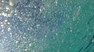 Havuzda su kabarcıkları var. Kabarcıklı güzel su arkaplanı