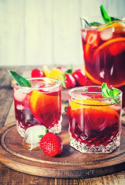Sangria tonda meyve ile
