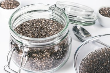 Cam Kavanoz içinde Kuru chia tohum