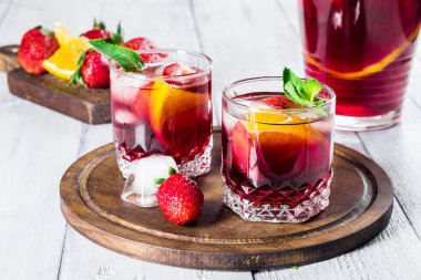 Sangria ile çilek ve portakal