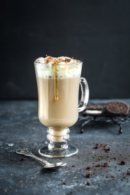 Tatlı sıcak kahve bir fincan