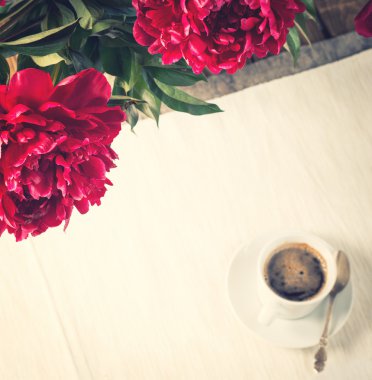 Sabah Şakayık çiçekleri ile kahve