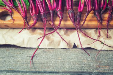 Taze pancar kökleri üzerinde kesme tahtası