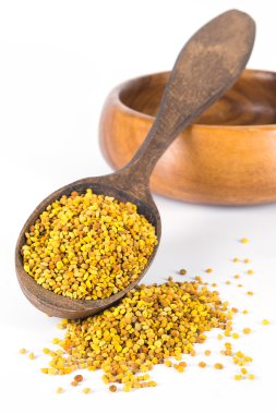 Arı polen tahta kaşık izole üzerinde