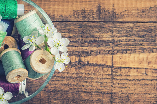 Чаша для шитья нитей с цветами
