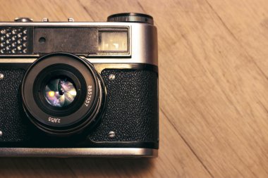 Ahşap arka plan üzerinde eski fotoğraf makinesi