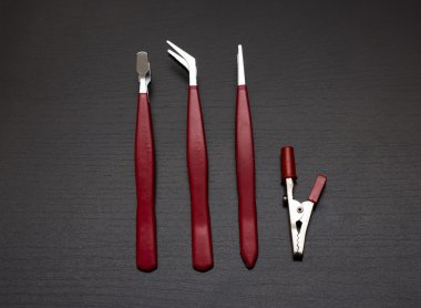 Siyah zemin üzerine kırmızı cımbız