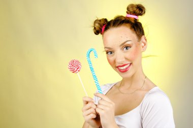 Fracle backgrpund üzerinde şekerle ile tatlı kız