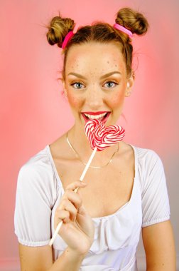 Fracle backgrpund üzerinde şekerle ile tatlı kız