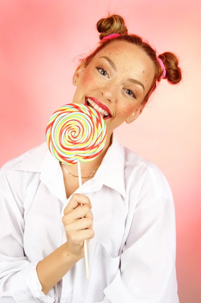 Милая девушка со сладостями на бэкгранде — стоковое фото