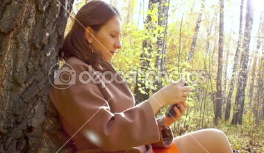 telefon Park ile oynayan kız