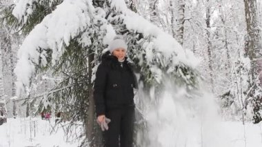 Kışın ormandaki kız