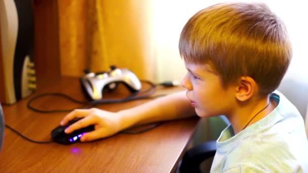 Bambino sta facendo sul computer — Video Stock