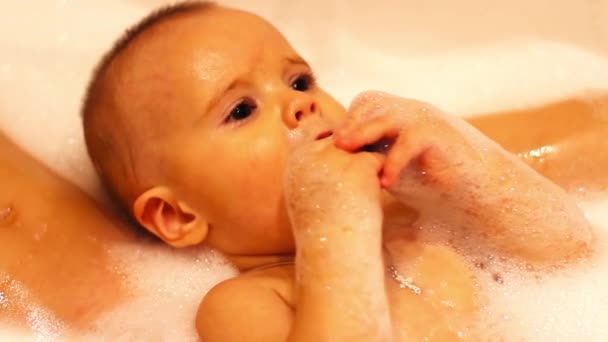 Les enfants se baignent dans la mousse de bain — Video
