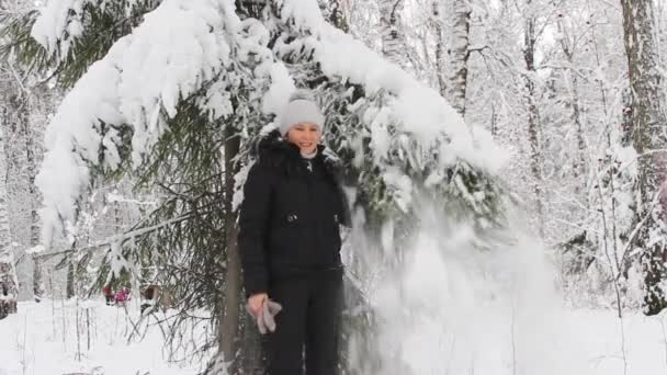 Menina na floresta de inverno — Vídeo de Stock