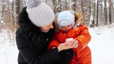 Anne bebekle oynarken