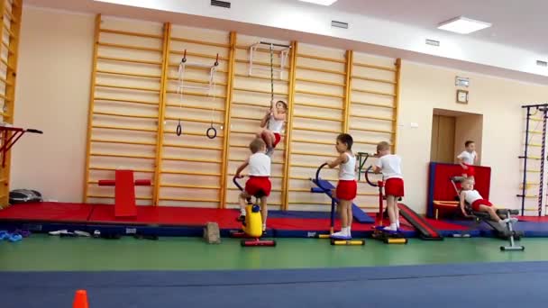 РОССИЯ, НОВОСИБИРСК, 12 ДЕКАБРЯ 2015: веселая детская гимнастика — стоковое видео