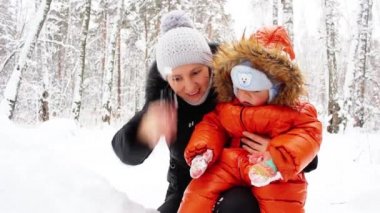 Anne bebekle oynarken