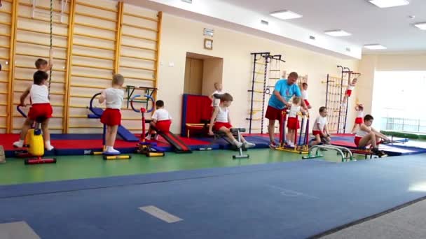 RUSSIE, NOVOSIBIRSK, 12 DÉCEMBRE 2015 : gymnastique ludique pour les enfants — Video