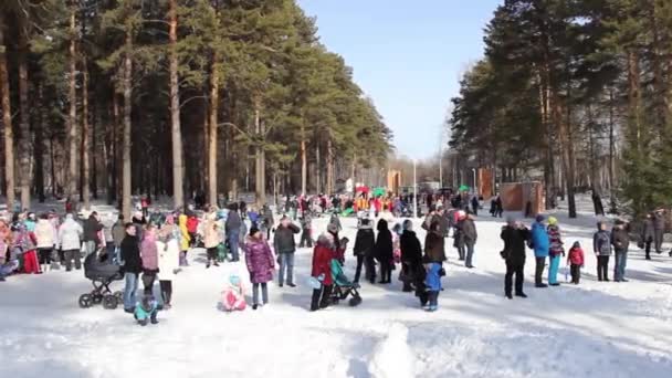 NOVOSIBIRSK, RUSSIE - 13 MARS 2016 : les gens s'amusent à une fête dans le parc — Video