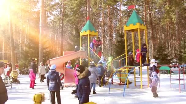 NOVOSIBIRSK, RUSIA - 13 DE MARZO DE 2016: Muchos niños juegan en el parque — Vídeo de stock