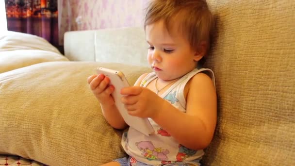 Ребенок видит смартфон — стоковое видео