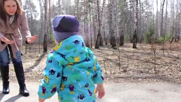Babys πρώτα βήματα στη μητέρα της — Αρχείο Βίντεο