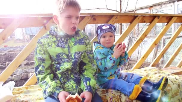 Kinderen zitten in de gazebo — Stockvideo