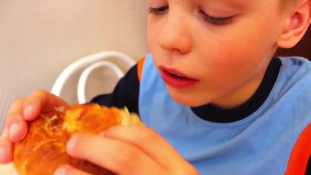 Niño come pastel casero — Vídeo de stock