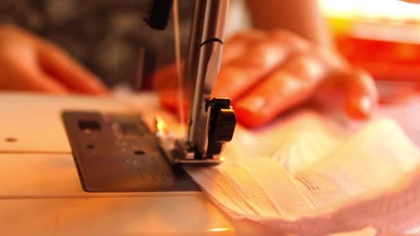 Женщина начинает шить швейную машинку — стоковое видео