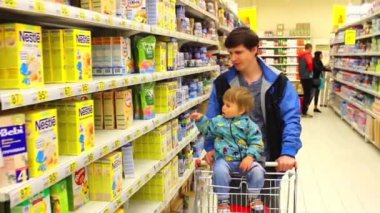 Novosibirsk, Rusya Federasyonu - 9,2016 olabilir: satın alma çocuk ile baba.