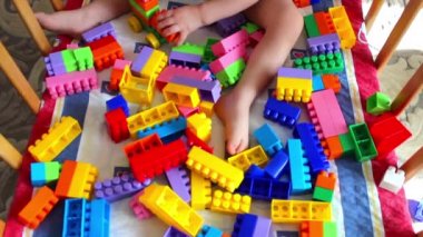 Renkli plastik bloklarla oynama çocuk