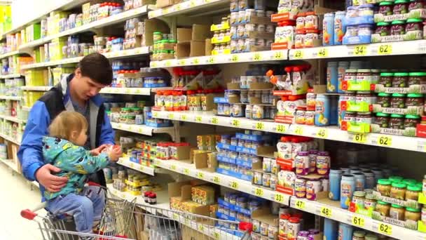 NOVOSIBIRSK, RUSIA - 9 de mayo de 2016: padre con el niño comprando . — Vídeos de Stock