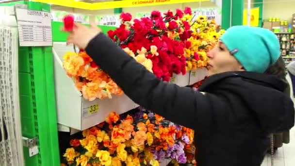 NOVOSIBIRSK, RUSIA - 10 de mayo de 2016: la mujer en la tienda haciendo compras — Vídeo de stock