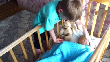uyuyan bebek beşik içinde bir battaniye ile örtülü